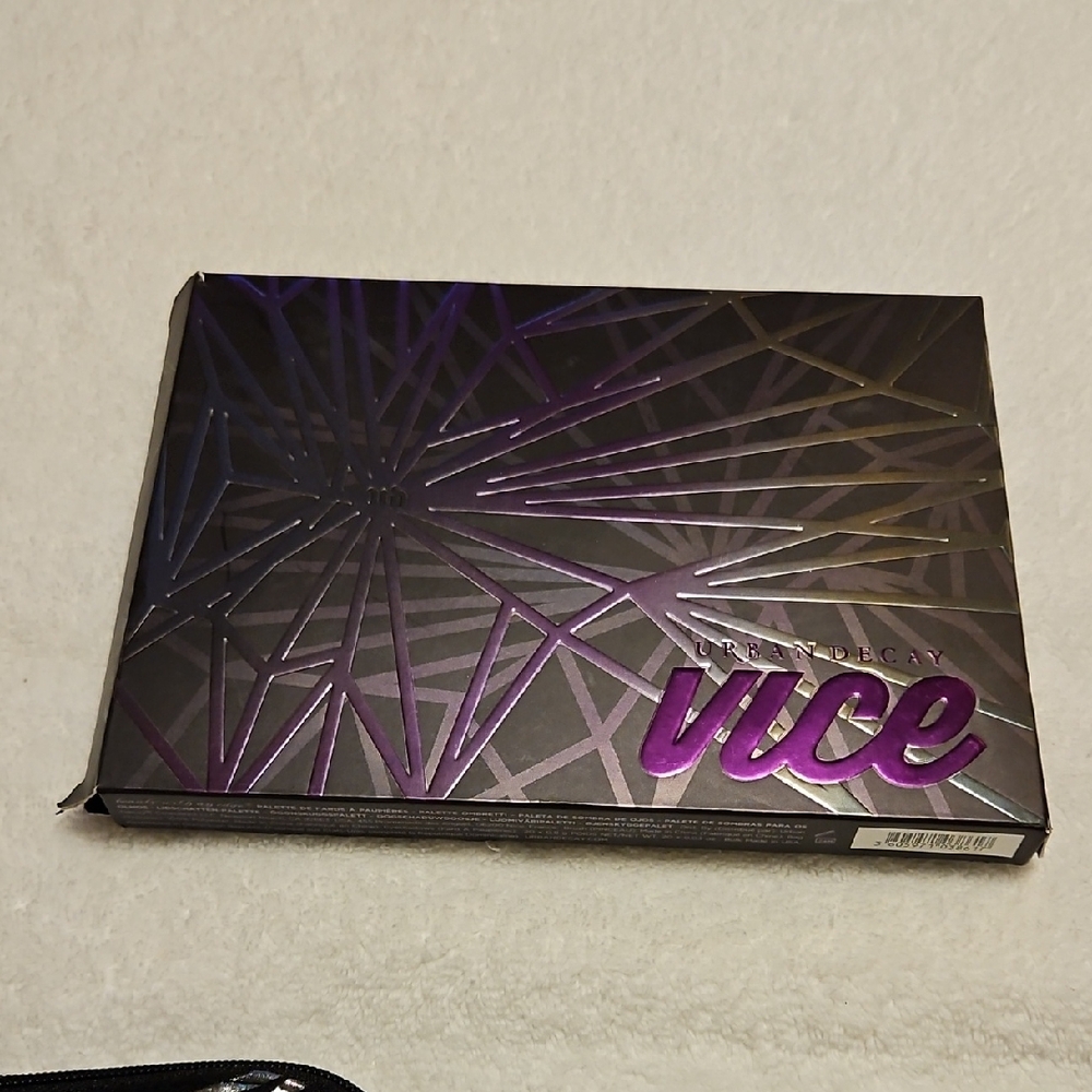 Urban Decay Vice Eyeshadow Palette - Purple and Black - Picture 2 of 9
